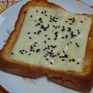 ピーナッツクリームとチーズと黒ごまのトースト☆